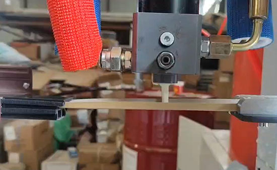 JX-H-P30S穿條機聚氨酯泡沫斷橋鋁門窗内部填充物案例