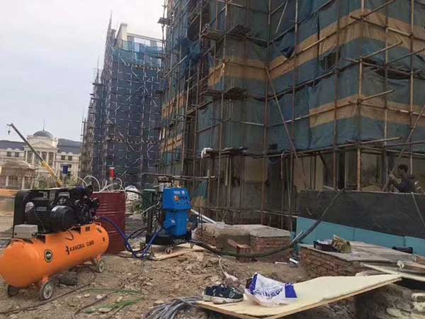 Q2600聚氨酯噴塗機